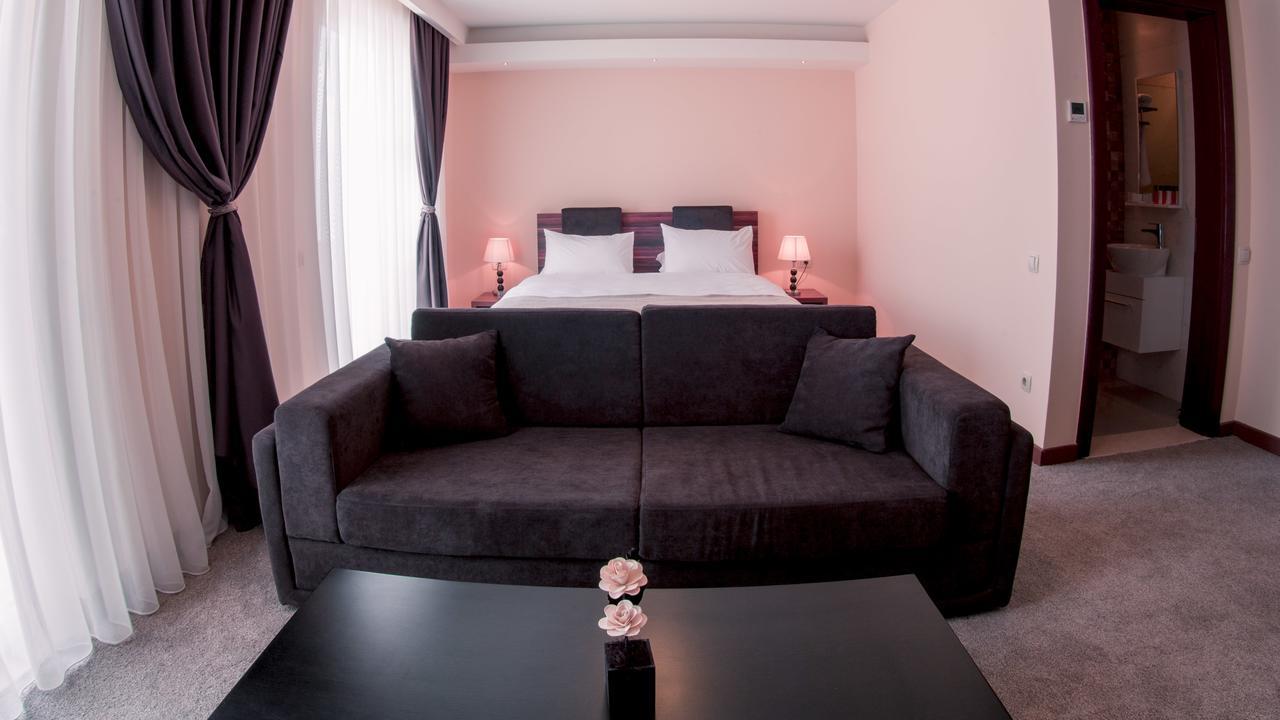 Semitronix Hotel Prishtina Pristina Esterno foto