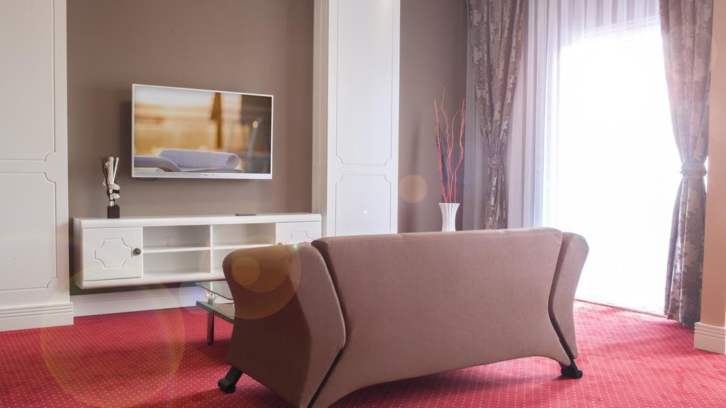 Semitronix Hotel Prishtina Pristina Esterno foto