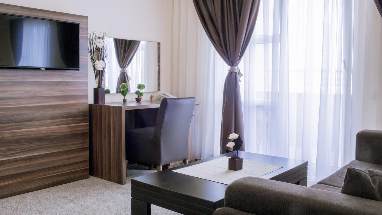 Semitronix Hotel Prishtina Pristina Esterno foto
